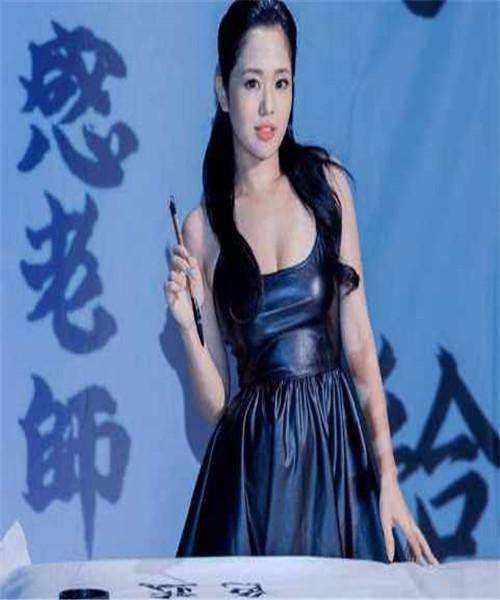 杨幂抹胸碰上苍井空,网友:我选苍井空因为她演的好!