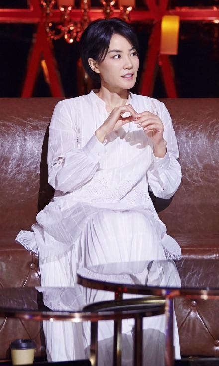 48岁王菲身穿白色连衣裙录制节目, 和38岁张柏芝差距尴尬.