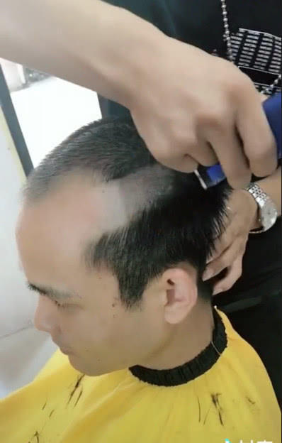 发型决定颜值，这是我见过的最帅的秃头，网友：帅到爆炸！