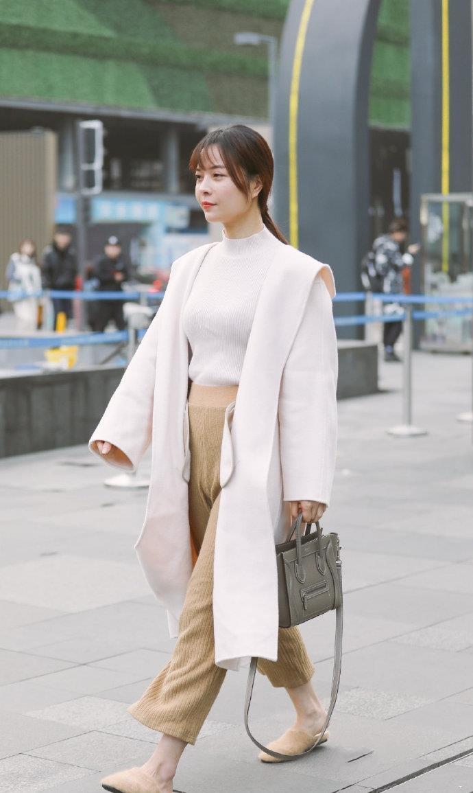  #美女#美女街拍：时髦的打底裤小姐姐，身材曼妙，魅力十足！
