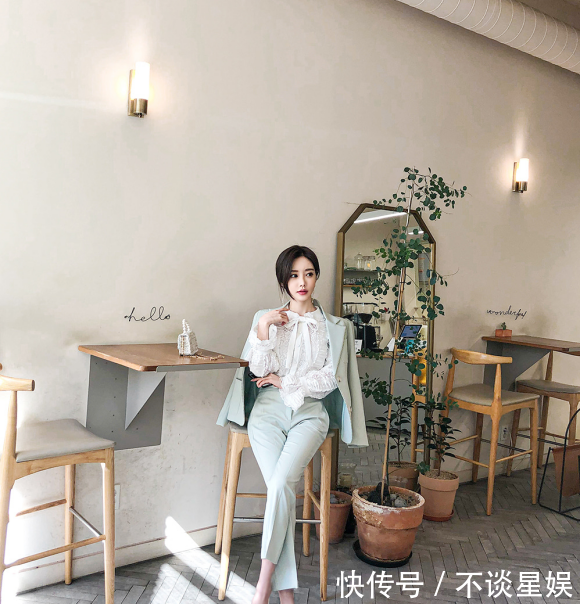  女神@孙允珠雪纺上衣搭配休闲裤，端庄干练显女神范