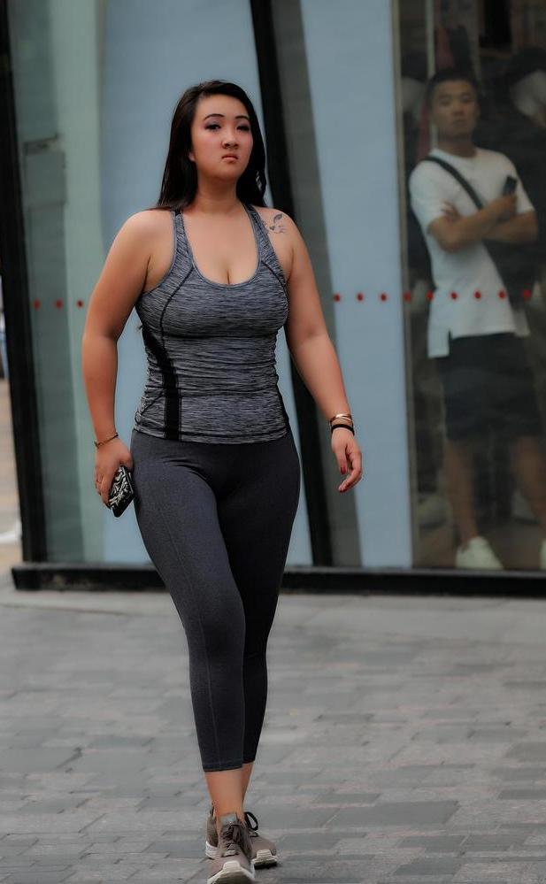 三里屯街拍:八位高冷范的姑娘时尚有型、各具特点,你喜哪一位?