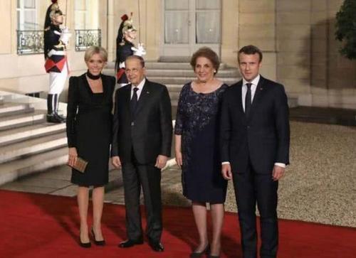 65岁法国第一夫人终于换发型，露出纤细脖颈，巴掌脸太让人着迷！