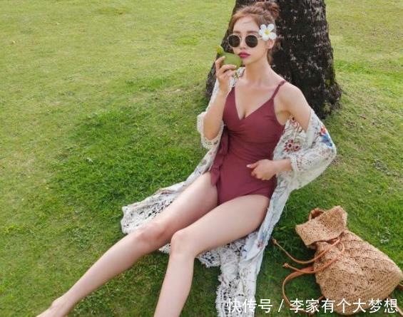 性感动人的泳衣美女,秀出清新迷人的姿态,显得好看时尚又有魅力