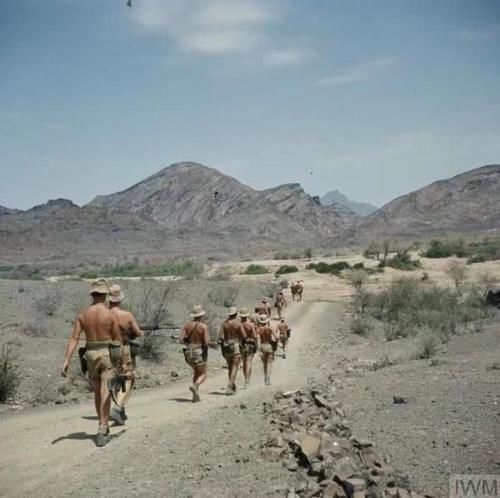  【部队】1964年的英军，精锐部队换上最新自动步枪，附属部队还在拉大栓