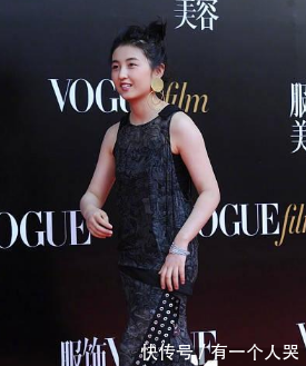 18岁欧阳娜娜与17岁张子枫同走红毯，这是得罪造型师了吗