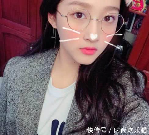 金丝眼镜，赵丽颖可爱，关晓彤老干部，吴昕时尚，而她则像个学生