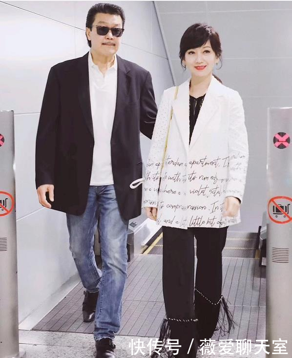 『女人』女人到了中年,少穿衬衫配阔腿裤吧,看明星、潮人这样穿,很时髦