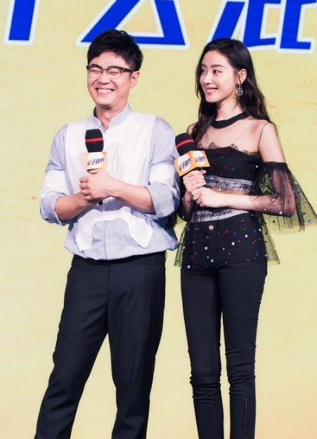 柳岩和张天爱同框比美，同样都是穿黑色，没想到这一次柳岩输惨了