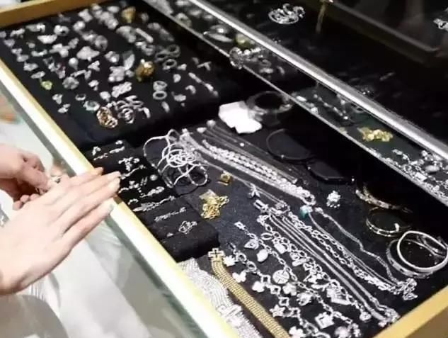 你知道世界上拥有最多爱马仕包包的女人是谁吗?!