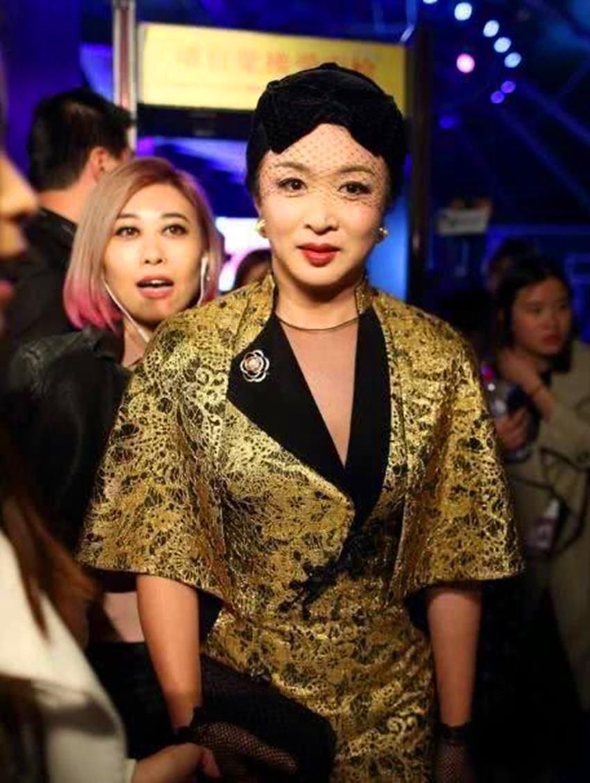 金星一袭金袍现身，但高清镜头下的身材让人惊呆，网友:不敢直视