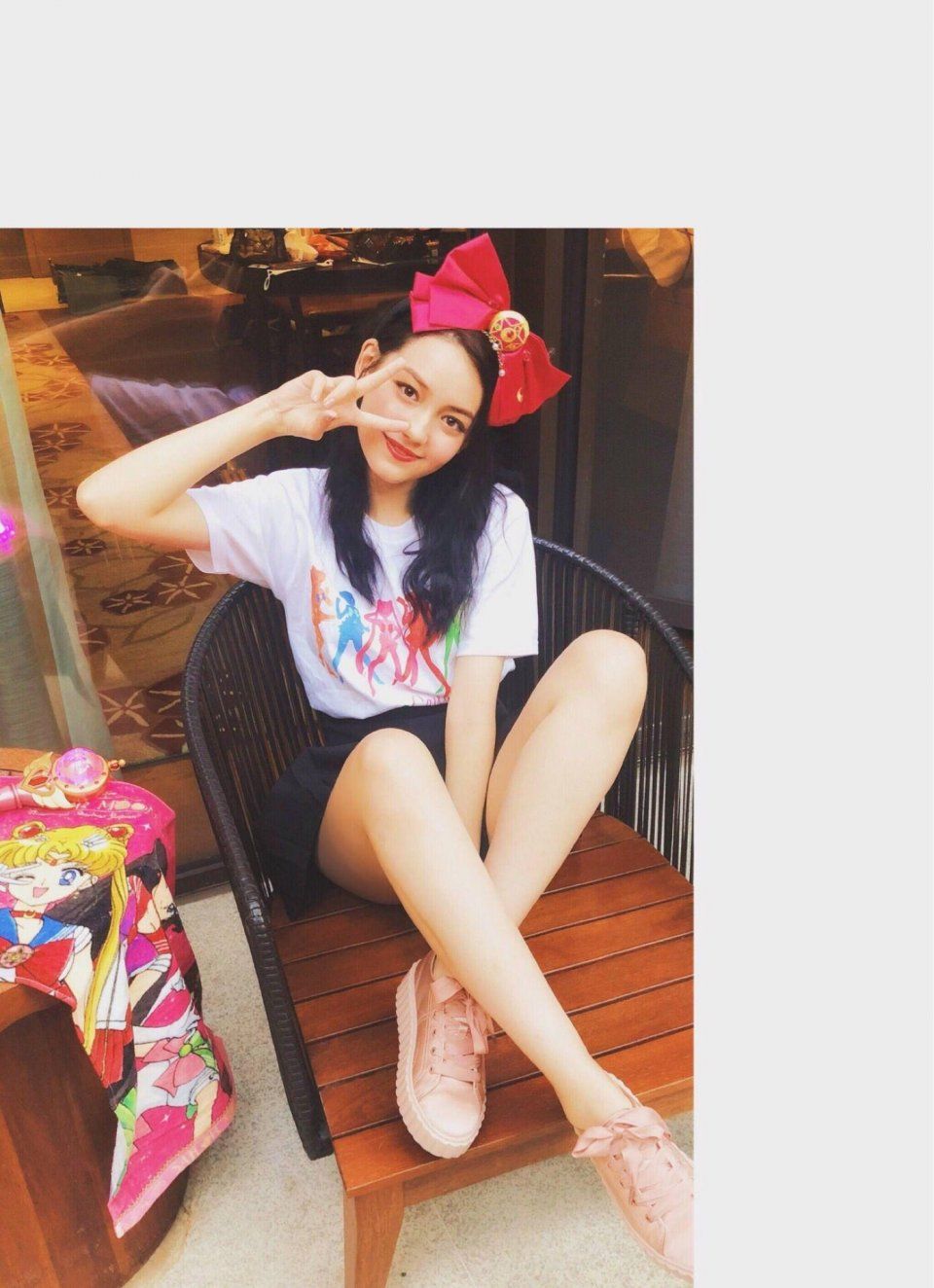 李诗颖这大红蝴蝶结单看挺土，咋人家一整就这么美呢