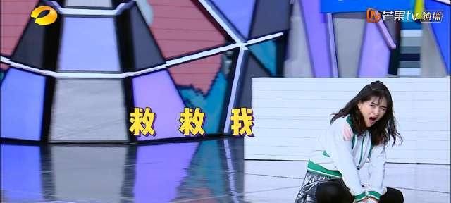  谭松韵@谢娜不小心要摔出舞台时，谁注意到张新成在身后做了什么？