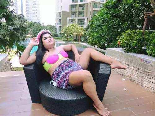 她不喜欢穿内衣，被骂太丑！结果化上妆，瞬间惊艳全场