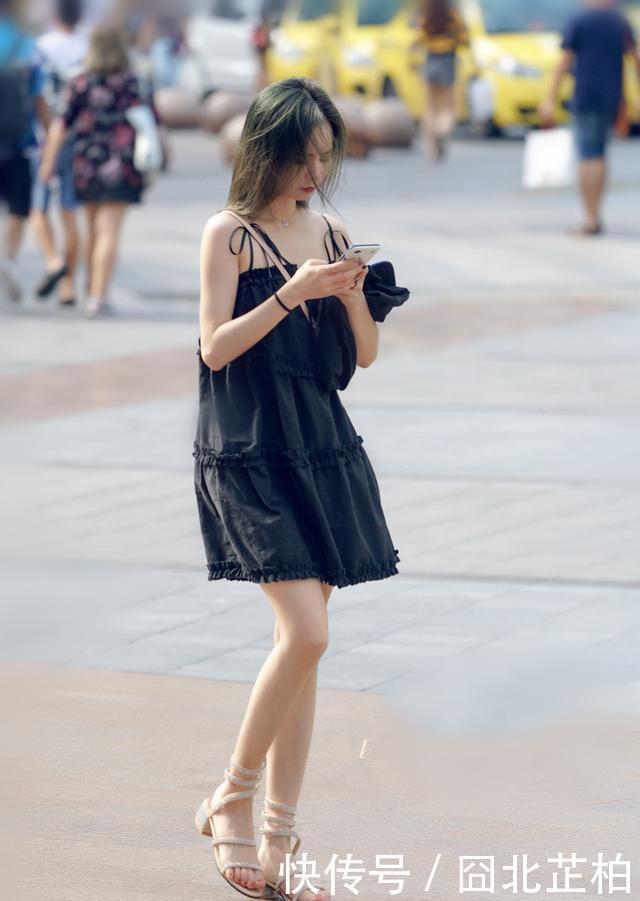 「白鞋」街拍:图八面容精美的小姐姐,过膝的黄色T恤搭配小白鞋时尚性感