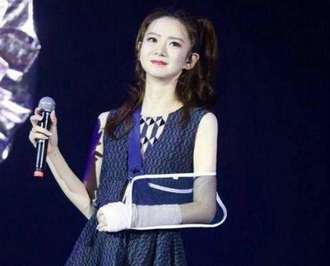 戚薇也太会穿,受伤一点都不影响她的美,时尚范儿活力感足足的