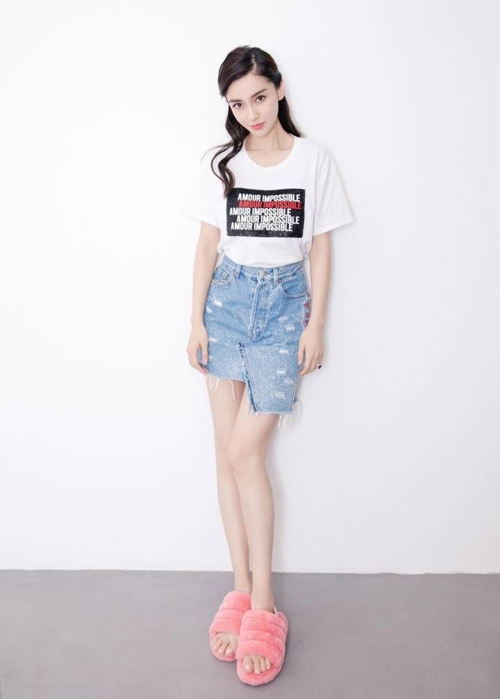 angelababy下身搭一条牛仔裙，露性感美腿，最大的亮点是脚上