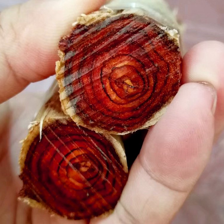 看看下面的手串，件件都是时尚款，一串能盘出好价钱