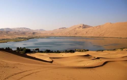 世界之最，巴丹吉林沙漠，其中的必鲁图峰是世界最高沙峰