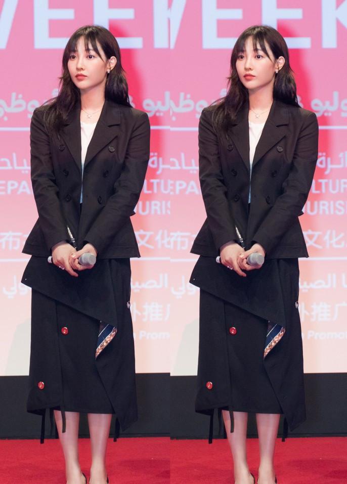 白百何咋这样穿衣，一袭黑裙下只露出一只腿，看上去很是尴尬啊！