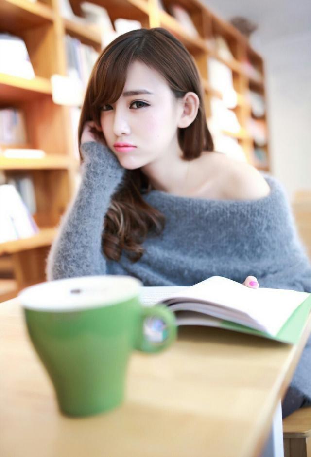  #书香#书香人美， 女学霸也可以穿的很时髦， 想与你在图书馆邂逅