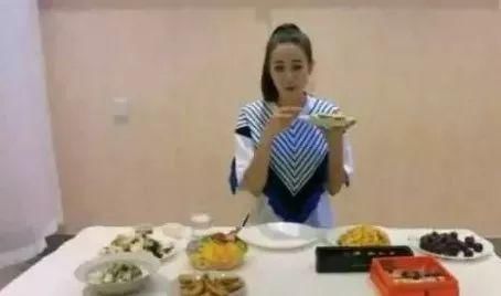 baby假吃，迪丽热巴强凹吃货人设，女明星为了减肥都怎么了?