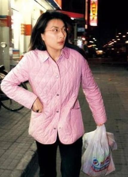 女星穿睡衣出门：杨幂可爱，范冰冰素颜，而她却像一个“老大妈”