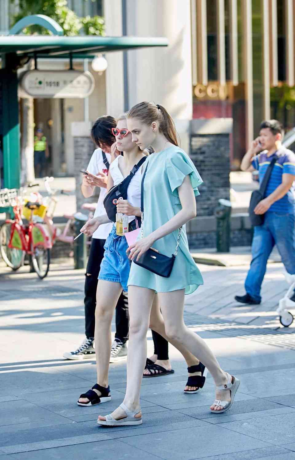 路人街拍，蓝色连衣短裙这样搭很迷人，而且衬得肤色更加白皙