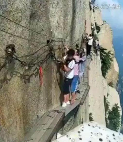 一男子从华山栈道跳崖，周围多名游客目睹这一行为，揪心