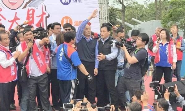 韩国瑜站台沸腾了全场　呼吁台南给谢龙介机会