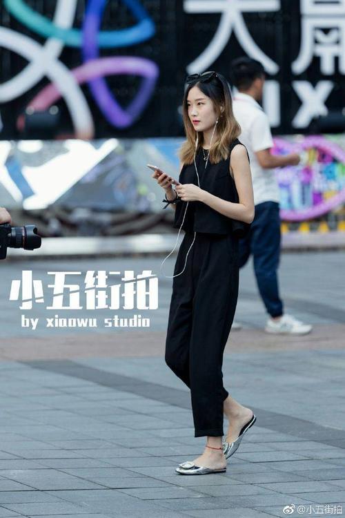 路人街拍:曾以为牛仔裤不适合高跟鞋,被小姐姐一穿,秀出曲线美