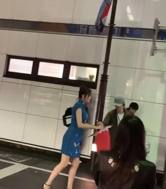 「抓拍」热巴穿旗袍拍广告,路人抓拍生图腿型太夸张,确定27岁