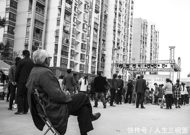  「劳动者」看着每个月到手的退休金，那些养老保险只缴15年的人