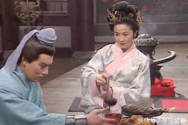 『借助别人』诸葛亮让刘备娶一寡妇,刘备不愿意,当得知其身份后立马找人说媒!