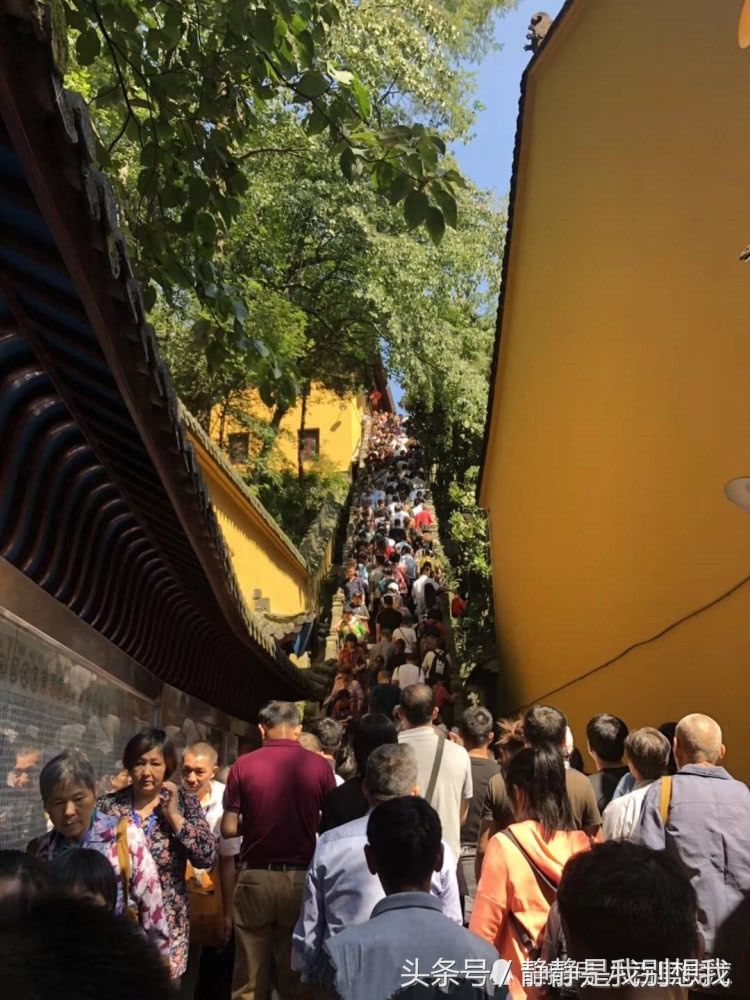 地藏王菩萨1323年诞辰日 数万佛系游人涌入九华山打地铺敬香