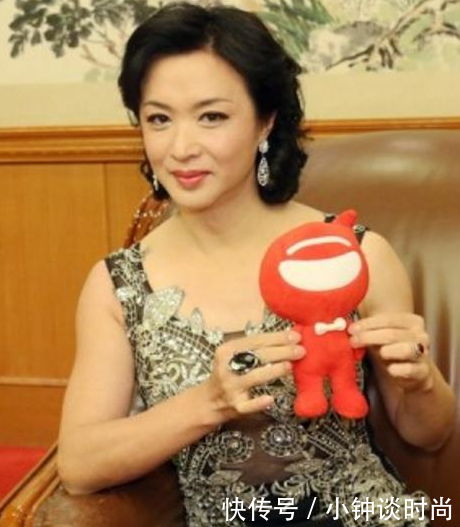 金星罕见性感照,吊带裙女人味十足,却暴露了一个身材上缺点!