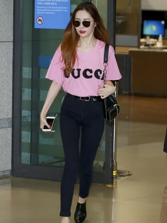 靠身材上热搜的李宣美，敢这么穿背心上台，观众哪还有心思听歌！