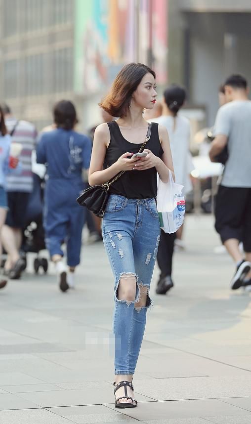 街拍:美艳姑娘清凉出行，“标准匀称”的身形，满满的女人味!