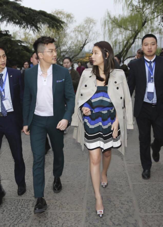 42岁林心如穿1万6礼服同框苏有朋，偏偏撞上赵丽颖，立马看出差距