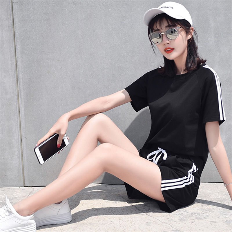 四十岁女人穿衣服要注意，时尚精致的短裤套装，摆脱老气优雅减龄