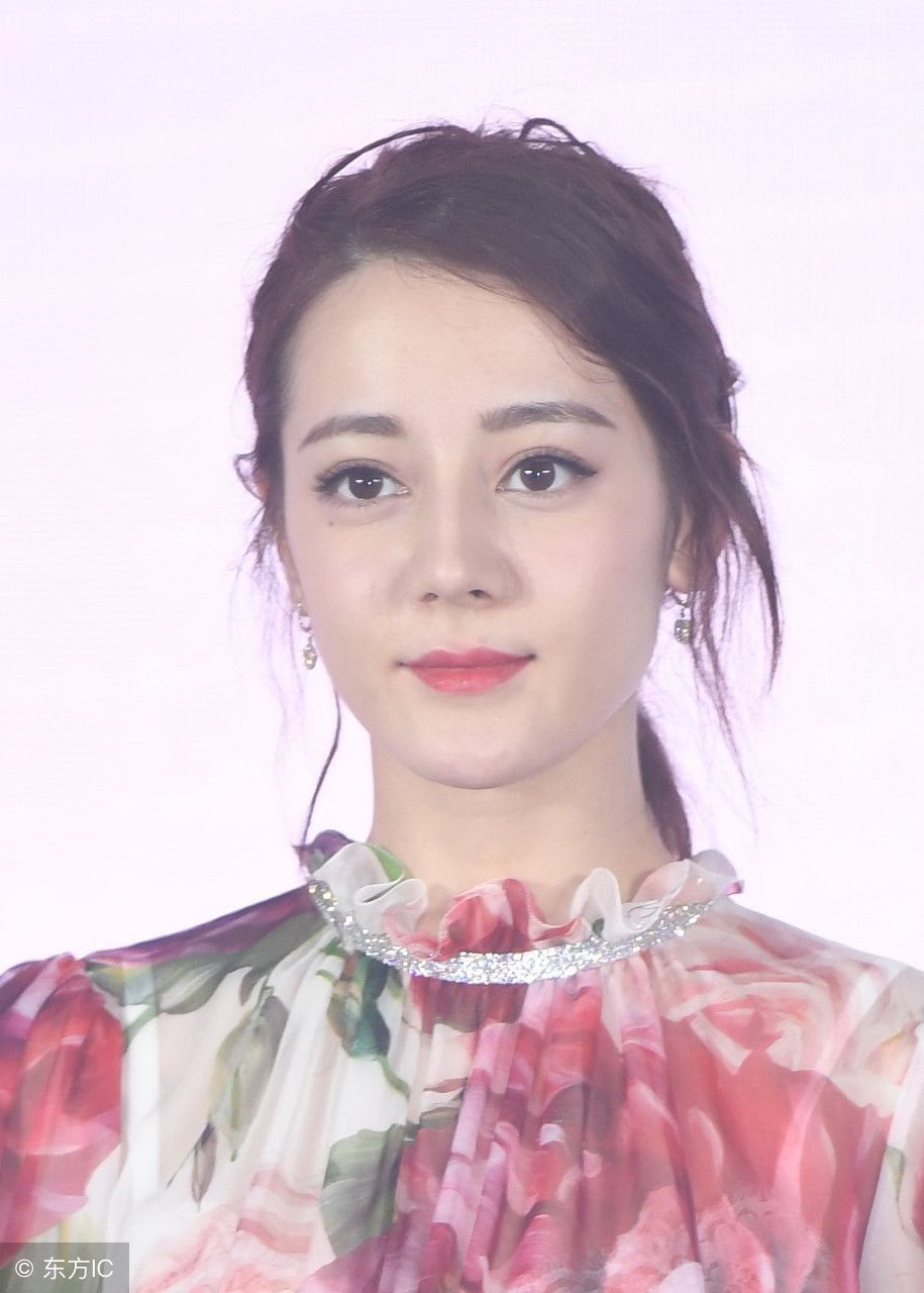 迪丽热巴，穿大印花薄纱长袖连衣裙配银色高跟鞋，看着就赏心悦目