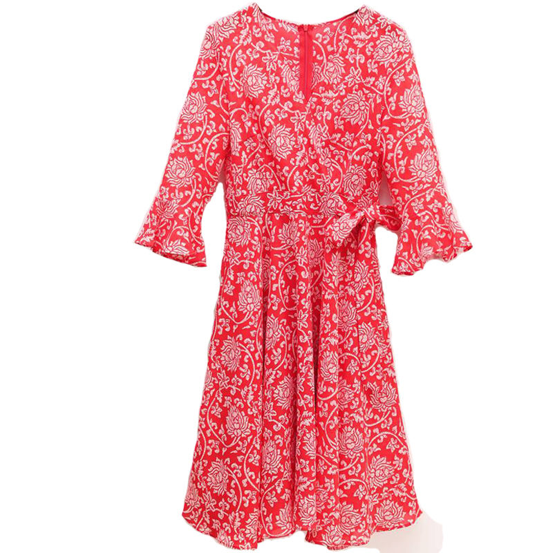 这裙子确实有点贵，但上身很迷人，去夜店穿，回头率超高