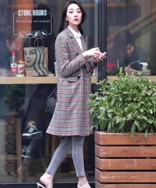  『短袖』街拍：软玉温香的美女，一件白色短袖配清爽纱裙，时尚清新气质