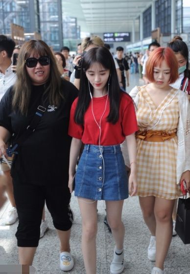 鞠婧祎穿这么瘦裙子还硬要把T恤塞进去，网友:这腰我服!