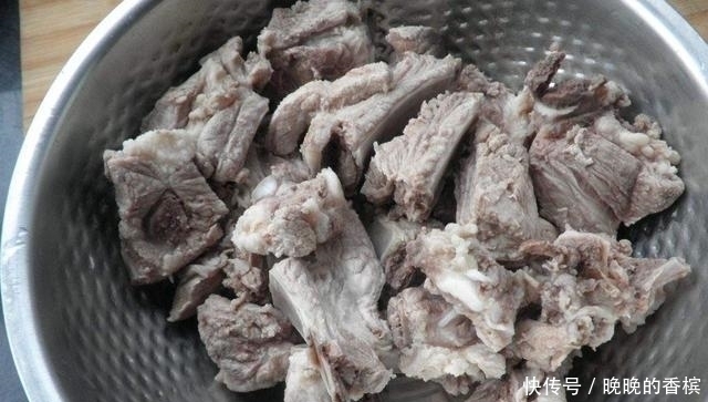 『下锅』排骨焯水时,万万别直接下锅煮,别不当回事,不然肉又柴又难吃!