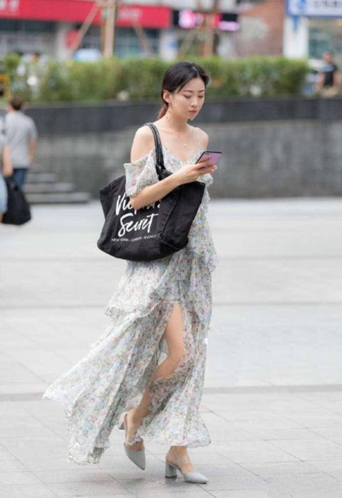 街拍：灰色T恤搭配牛仔热裤，适合身材纤细的女生，给人清新美感