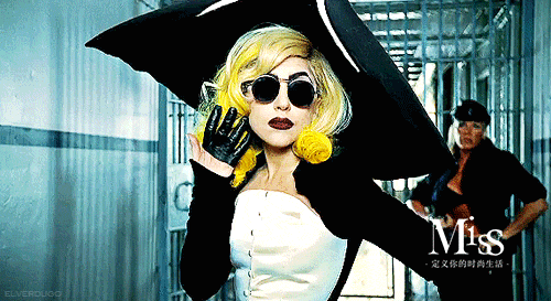 丑的要命的Bike shorts，终于被卡戴珊家族和她们的闺蜜团救活了