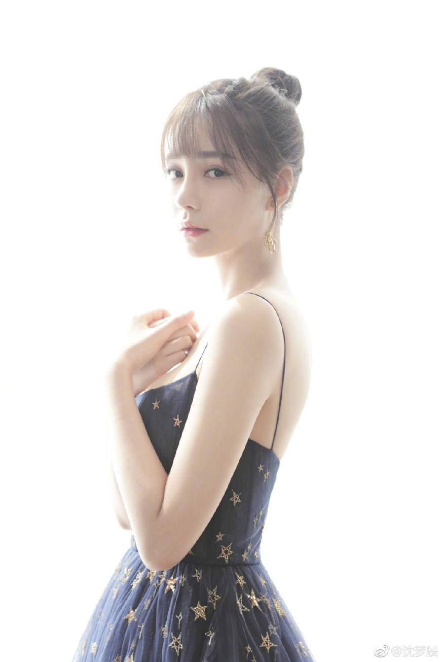 沈梦辰穿吊带连衣裙性感十足，就是露的太多，网友：杜海涛同意没