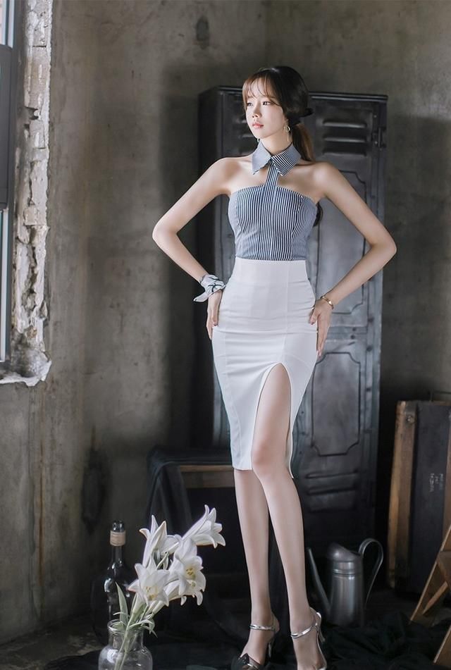 果冻拼接包臀裙，美女的手上绑了一个丝带，是不是欲盖弥彰呢