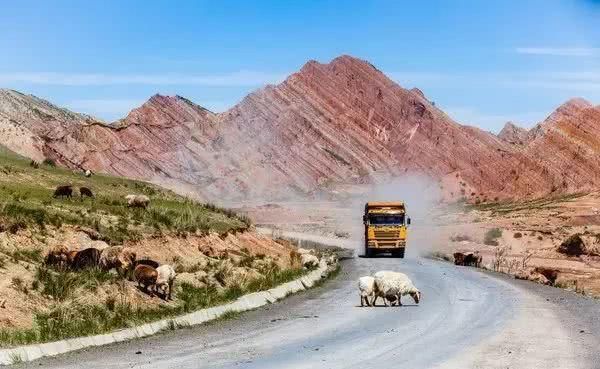 在新疆，有一种旅行，叫公路旅行